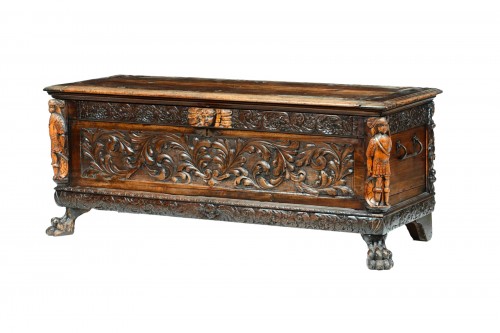 Late Renaissance chest in walnut from Lombardy.